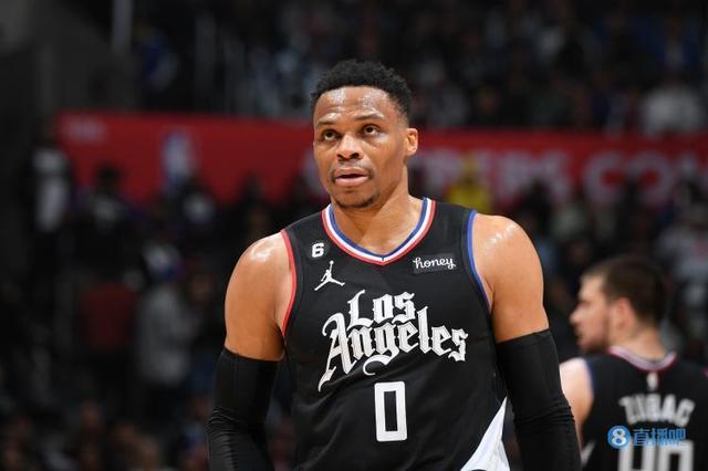 国家德比维尼修斯不满被换后，阿隆索让米利唐去跟他谈谈